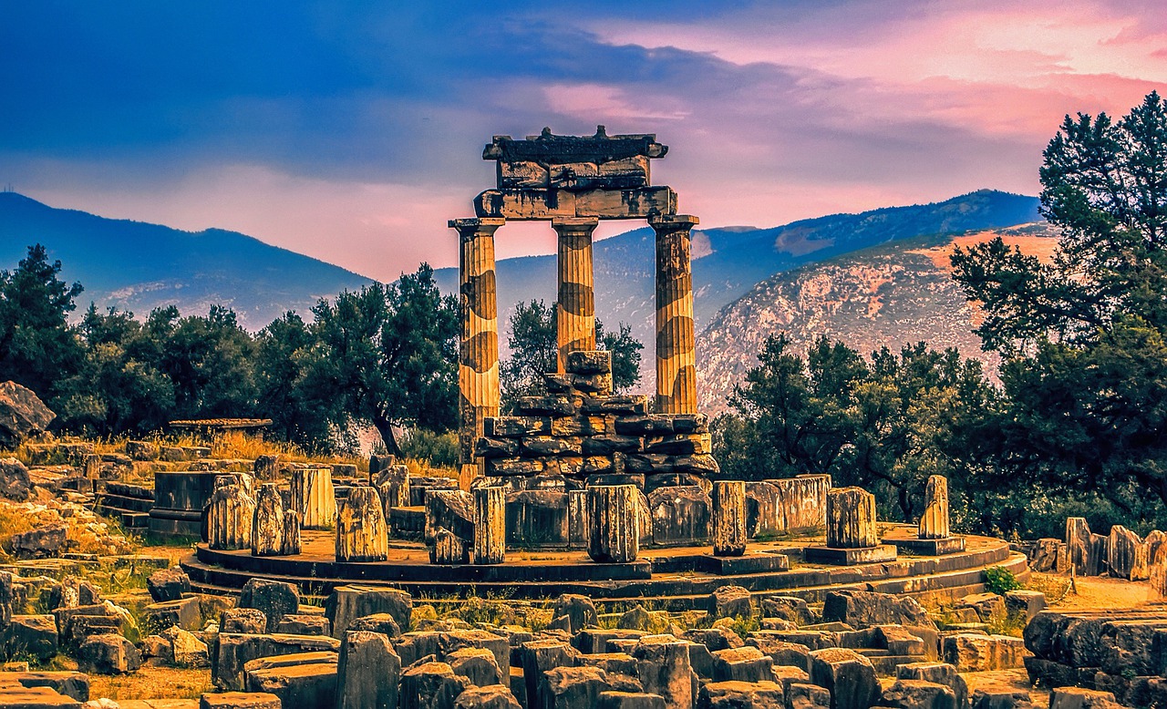 Quelle: https://cdn.pixabay.com/photo/2016/12/19/22/05/delphi-1919203_1280.jpg